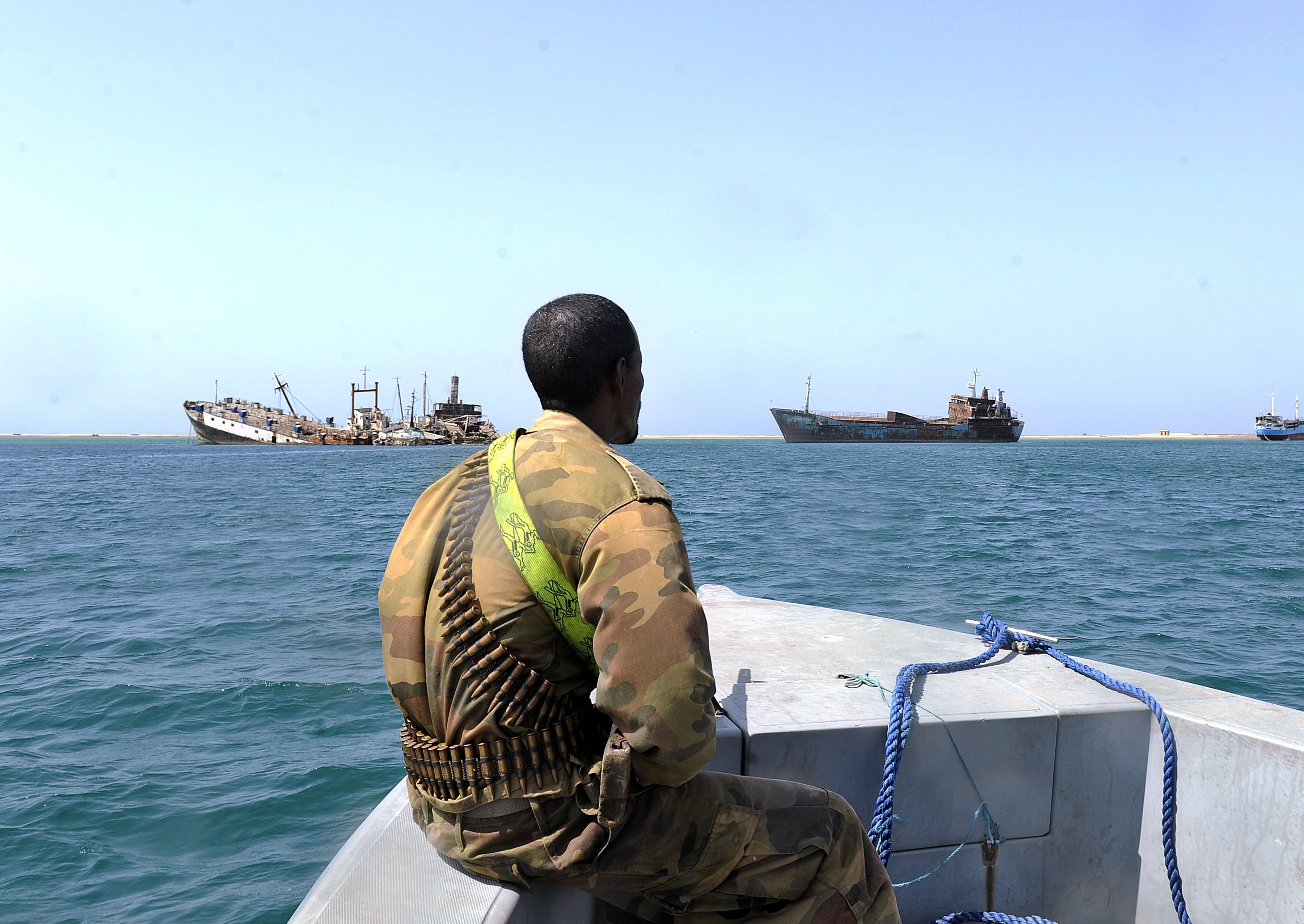 Нападение на судно. Корабль пиратов Сомали. Пираты 21 века Сомали. Сомалийские пираты 2020. Морские пираты Сомали.